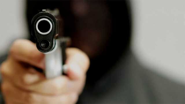 Kioskanställd allvarligt skadad vid väpnat rån