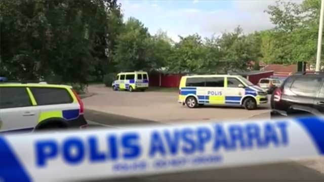 Yngling sköts i benen i Uppsala