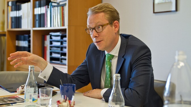 M vill ha fortsatt invandring: ”Givetvis ska vi ta vårt delansvar”