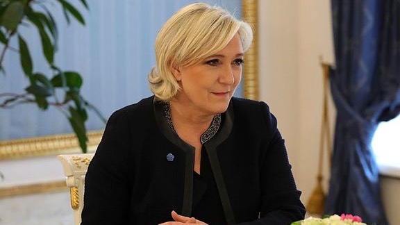 Marine Le Pen beordras att undergå psykundersökning för att ha Twittrat om IS illdåd