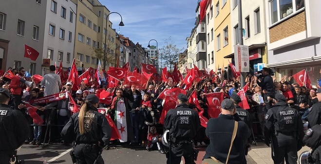 ’Vi är din armé, du är vår anförare’ – turkar välkomnar Erdogan i Tyskland