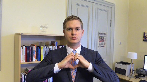 Gustav Fridolin försvarar näthatande Leila Ali Elmi: ”Stolt över att få arbeta med henne”