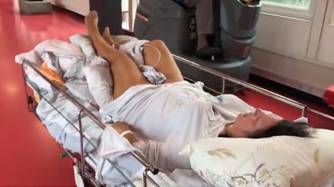 VIDEO: Skrek av smärta – lämnades av läkaren utan hjälp