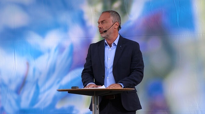 Jan Björklund auktionerade ut skjortan – donerar pengarna till Expo