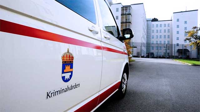 Fångvårdens schabbel med förrymd mördare har hittills kostat skattebetalarna kvarts miljon