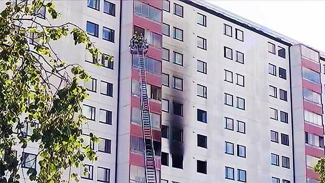 Hyresfastighet fick utrymmas efter att knivbeväpnad kriminell anlagt eld i lägenhet