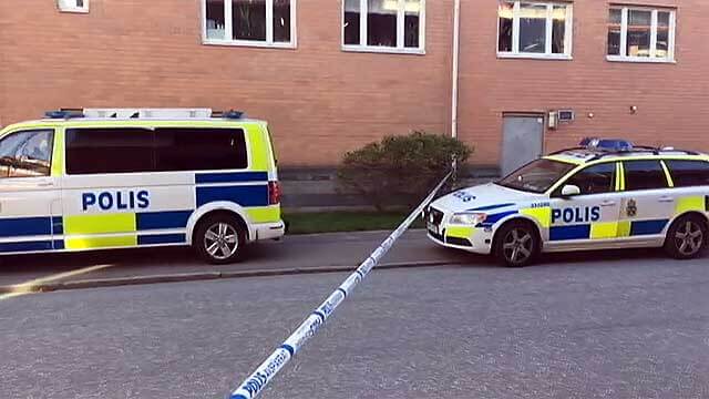 Väpnad gänguppgörelse vid skola i Stockholmsförort – en skadad och två gripna