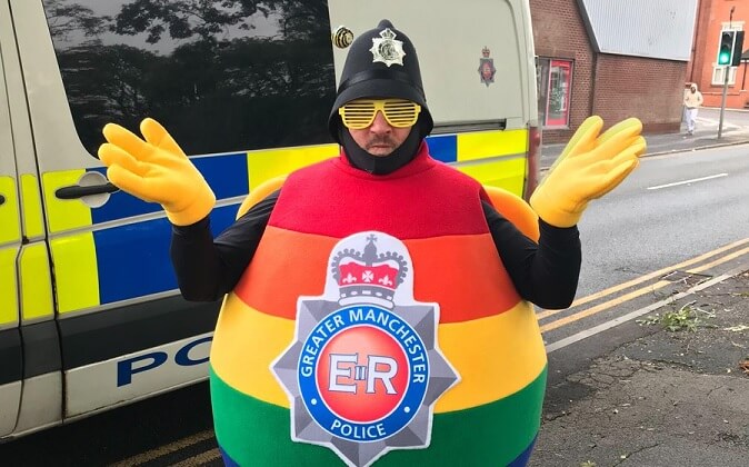 Häftig kritik mot polisens regnbågsfärgade Pride-ägg i Storbritannien