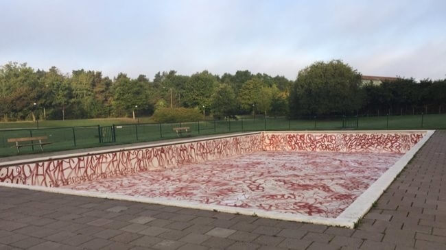 Förstörde bassäng med klotter – åtalas för grov skadegörelse