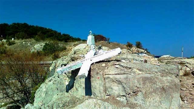 Stort korsmonument på Lesbos fälldes – var stötande för migranter enligt ”samexistensgrupp”