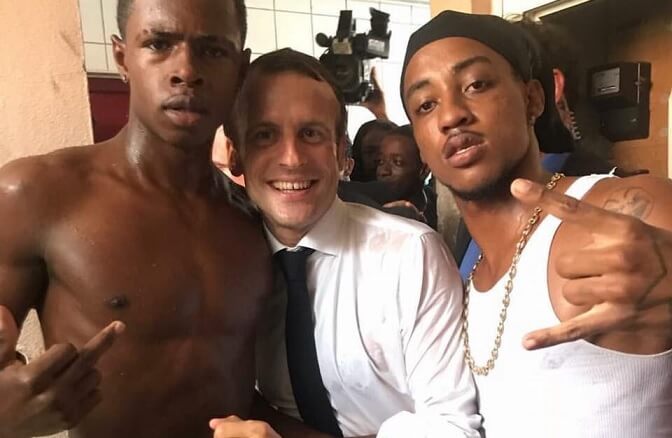 Emmanuel Macron i PR-fadäs – poserade med ungdom som visade fingret