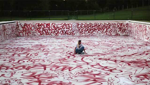 Aktivist förstörde simbassäng med klotter – döms att betala 280 000 i skadestånd