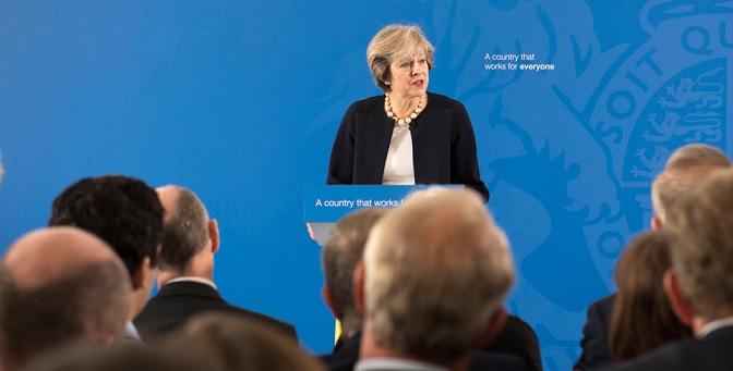 Theresa May utlovar förstärkta gränser efter Brexit