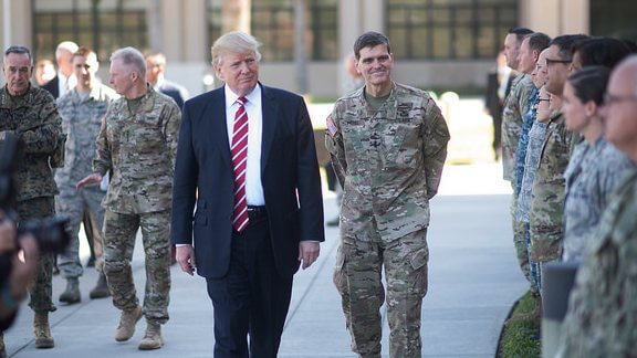 Trump om stenkastande migranter – ”betrakta det som gevär”