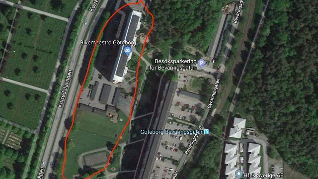 Boende måste skydda sig med taggtråd – grannarna förstör, stjäl och hotar