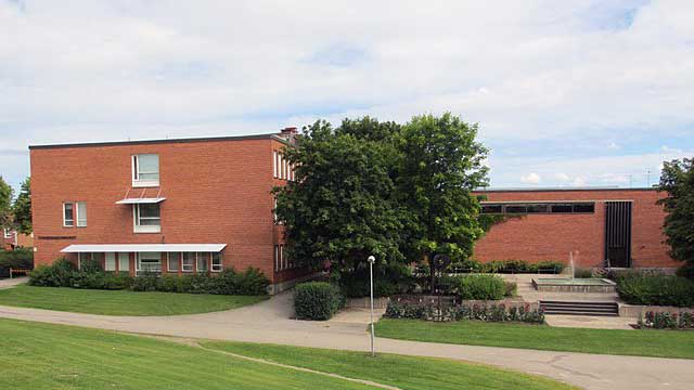 Knivman gick till attack mot skola – polisen tvingades dra tjänstevapen