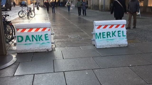 Protestklotter på terrorhinder i Tyskland: ”Danke Merkel”