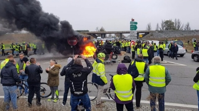 Missnöje med höjt bränslepris och Macron – en död och över 230 skadade