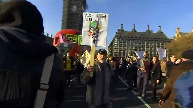 Miljöaktivister i olaglig massaktion i London – 70-tal personer greps