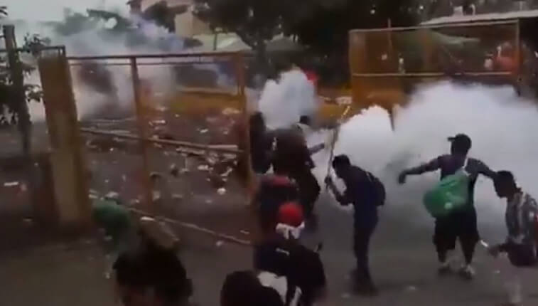 Våldsamt där migrantkaravanen dram fram i Mexiko