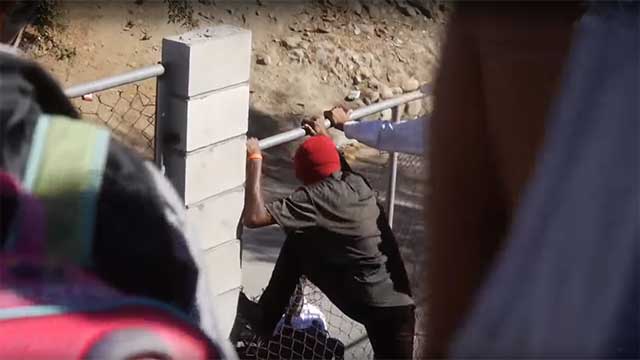 Migranter stormar USA – Trump kan stänga gränsen mot Mexiko permanent