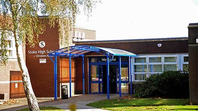 30-årig man utgav sig för att vara skolelev – klagande föräldrar kallades rasister