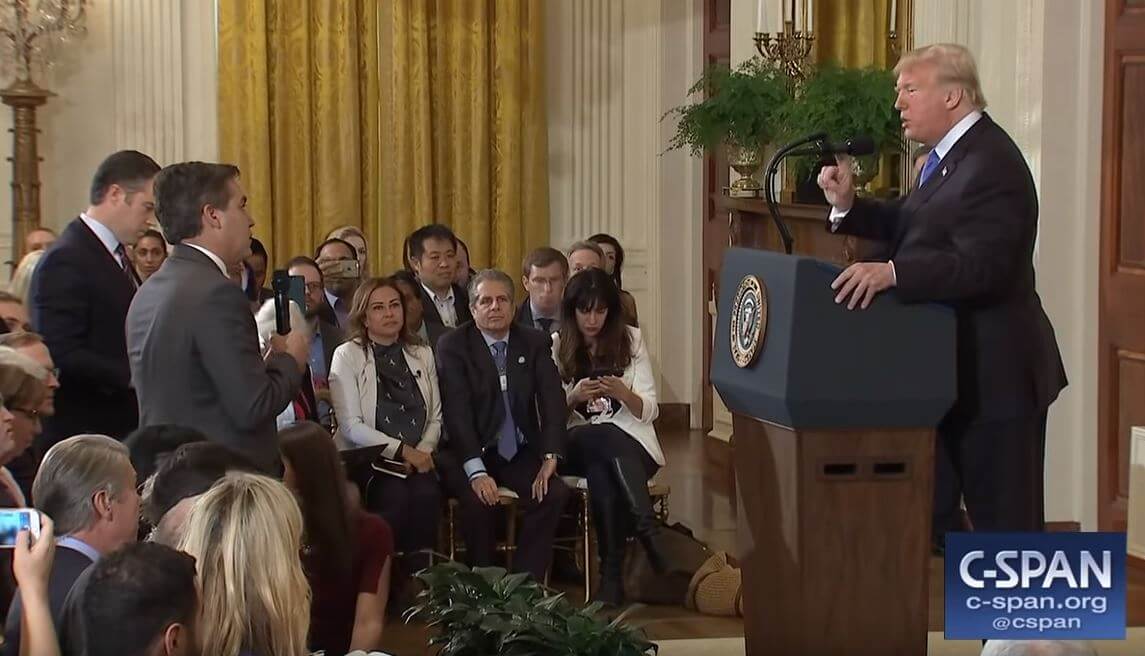 CNN stämmer Donald Trump efter reporter portats från Vita huset