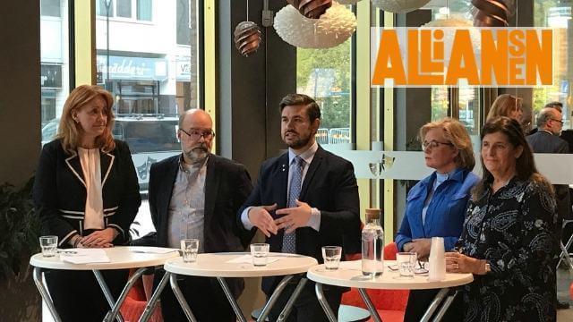 Upplands Väsby tar bort lönetak och höjer löner med 9 000 kr – ”Inte anmärkningsvärt”