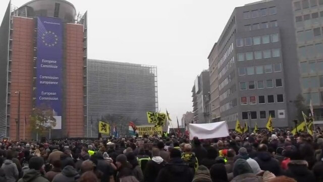 Protester mot kritiserat FN-avtal i Bryssel