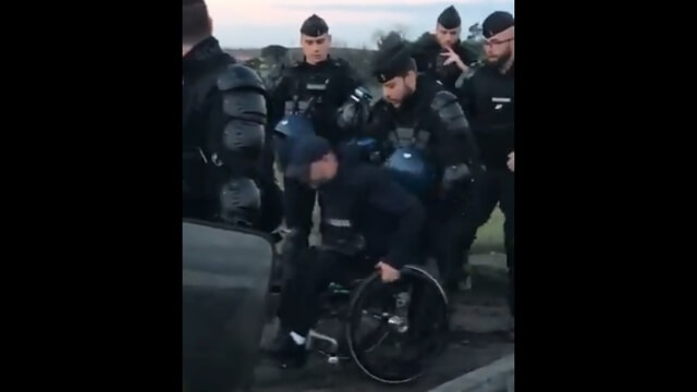 VIDEO: Här välter franska polisen rullstol med handikappad man i leran