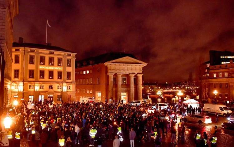 Protesterna fortsatte i Stockholm mot kritiserat FN-avtal – ”Makteliten förstör Sverige”