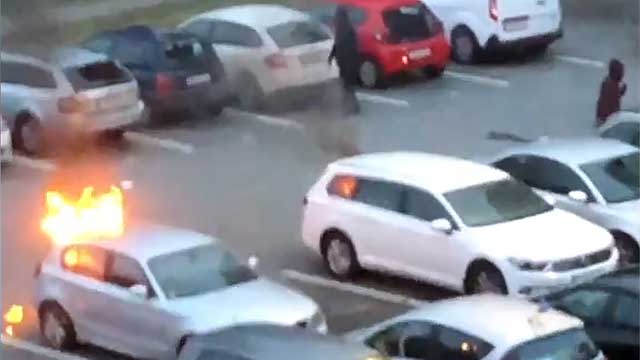 Elva greps för massbilbränder, fem anhölls