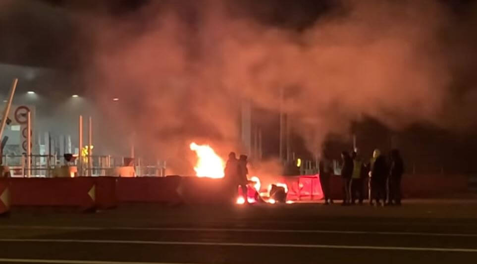 Gula västarnas protest breder ut sig – angriper vägtullstationer
