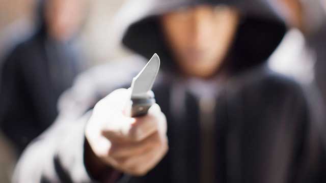 Två unga män greps för personrån i Stockholm – offret fick allvarliga knivskador