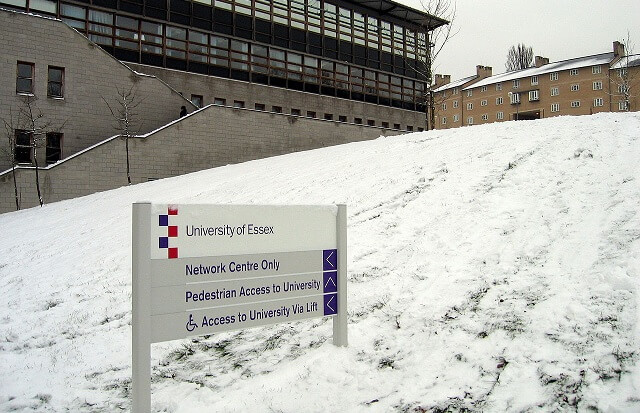 Brittiska universitet lanserar kampanj för att rekrytera fler vita män – har fått status som minoritet