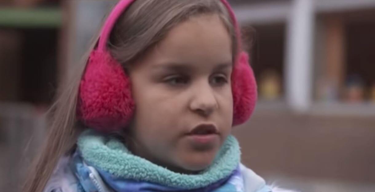 8-årig tysk flicka skuren av annat barn på migrantdominerad skola – lärare försökte mörka