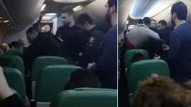 VIDEO: Passagerare försökte ta sig till cockpit – attackerade polis och skrek ”Allahu Akbar”