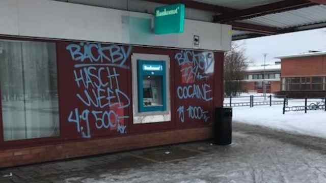 Knarkprislistor och polishat på centrumväggar i Västerås: ”Aina är horunge”