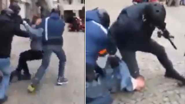 VIDEO: Här bryter polisen näsan på obeväpnad demonstrant