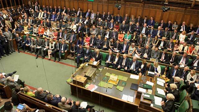 Theresa May överlevde misstroendeomröstning men Brexit kan skjutas upp till 2020