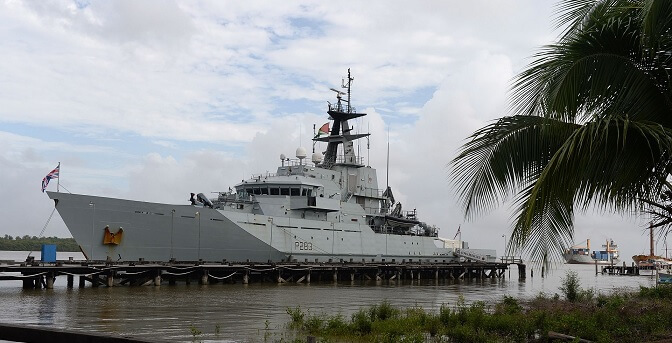 Royal Navy sätts in för att hindra migranter från att korsa Engelska kanalen