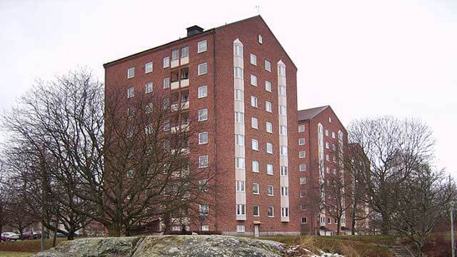 SR: Man ”föll” från fjärde våningen – tre anhållna