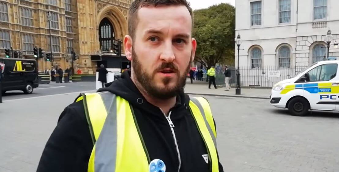 Brittisk gul väst-aktivist utkastad från Facebook och PayPal