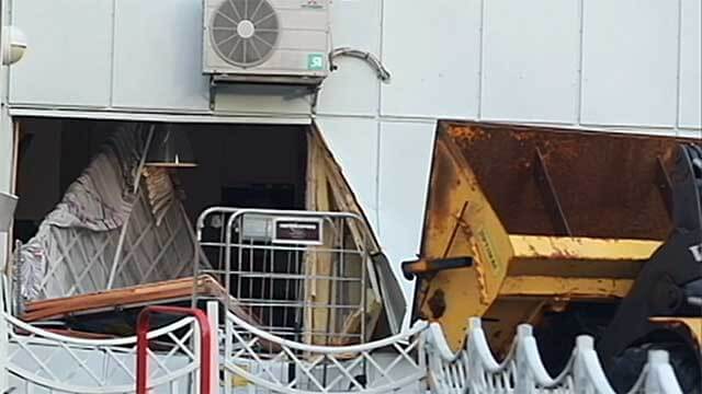 Pantbank i ’utsatt’ Stockholmsförort rånad – körde grävmaskin genom väggen