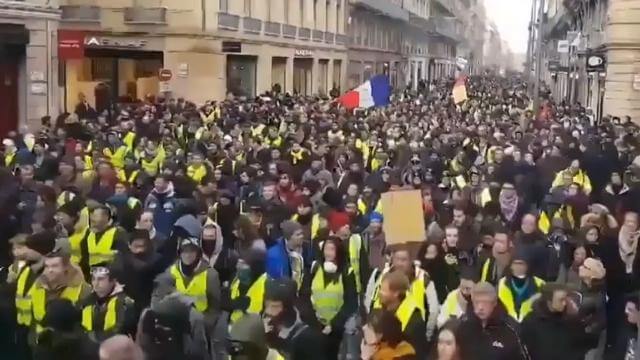 Gula västarna ökar i antal – minst 84 000 samlades mot Macron