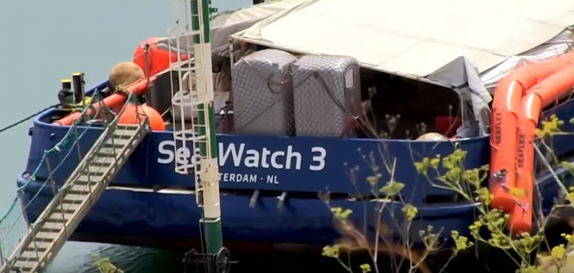 Fartyg i Medelhavet med migranter förvägras lägga till i Italien och Malta