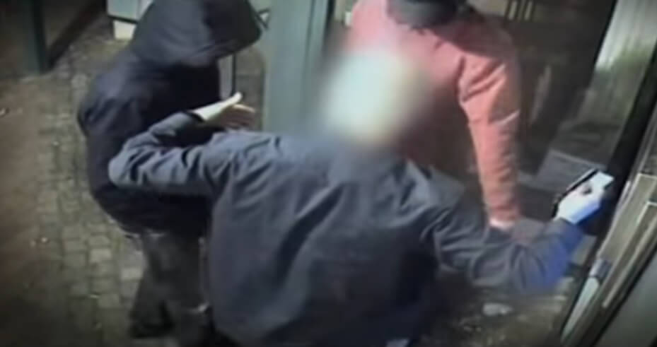 Gäng tvingade 17-åring att ta ut större summa vid bankomat under knivhot