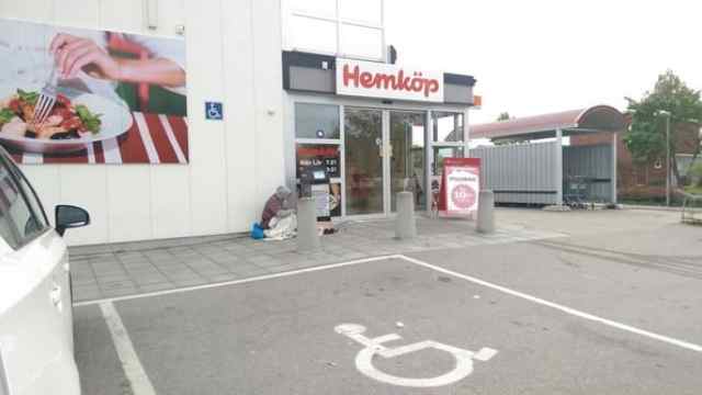 Tre män omringade och rånade 8-årig flicka på väg hem från skolan