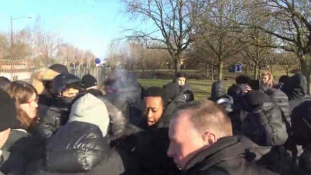 VIDEO: Invandrargäng attackerade dansk politiker med fyrverkerier – polisen tvingades fly