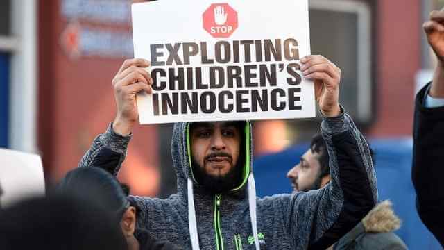 Muslimska föräldrar i protest mot att skola lär ut brittiska värderingar: ”Vi lämnar hellre landet än låter våra barn vara här”